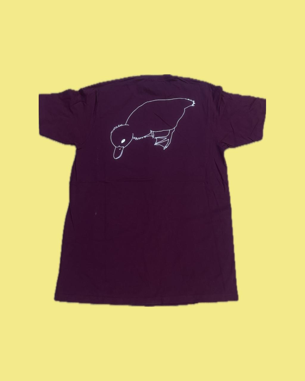 Playera El Shirota Pato Diseño Trasero Color Vino